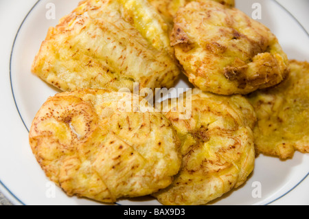 Tostones patacones plantain frit la nourriture populaire en Amérique centrale et photographié au Nicaragua. Banque D'Images