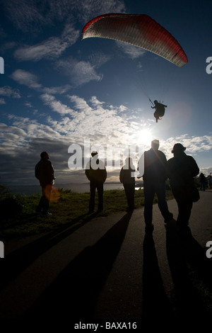 Un pilote parapente vole le long des falaises côtières Dallas Road à Victoria, BC, Canada. Banque D'Images