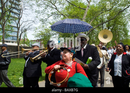 Le Brass Band de Duke Ellington Duke Ellington feuilles de la mémoire sur la rue 110e et des marches à travers Central Park Banque D'Images