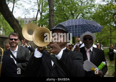 Le Brass Band de Duke Ellington Duke Ellington feuilles de la mémoire sur la rue 110e et des marches à travers Central Park Banque D'Images