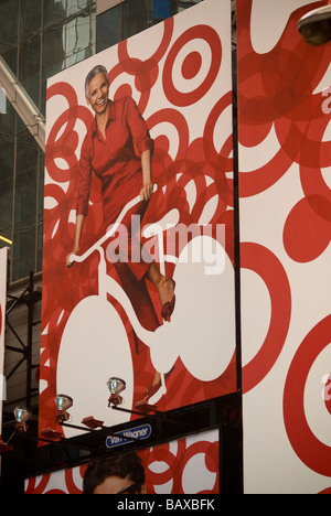 Un panneau d'affichage à l'aide de magasins cible une femme plus âgée qu'un modèle est considéré à Times Square Banque D'Images