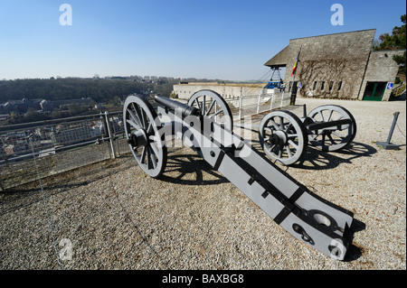 Les canons le château au-dessus de la collégiale Notre Dame de Dinant Belgique Ardennes Banque D'Images