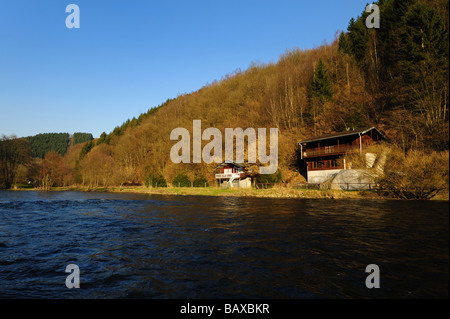 Maisons au bord de l'ourthe Maboge en Ardenne Belgique Banque D'Images