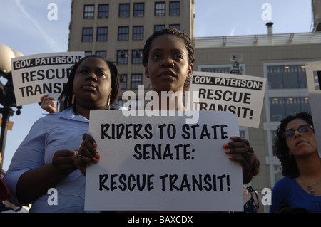 Les usagers de la protestation de transport en commun dans l'Union Square à New York contre les réductions budgétaires pour MTA métro et bus Banque D'Images