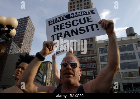 Les usagers de la protestation de transport en commun dans l'Union Square à New York contre les réductions budgétaires pour MTA métro et bus Banque D'Images