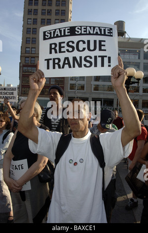 Les usagers de la protestation de transport en commun dans l'Union Square à New York contre les réductions budgétaires pour MTA métro et bus Banque D'Images