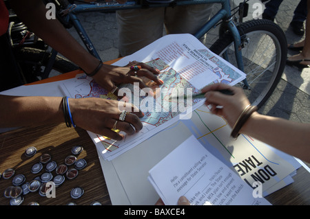 Les cavaliers sont encouragés à exprimer leur opinion à leurs élus à une protestation de transport en commun dans la région de Union Square à New York Banque D'Images