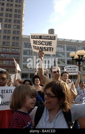 Les usagers de la protestation de transport en commun dans l'Union Square à New York contre les réductions budgétaires pour MTA métro et bus Banque D'Images