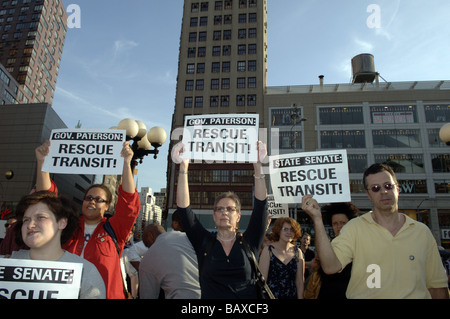 Les usagers de la protestation de transport en commun dans l'Union Square à New York contre les réductions budgétaires pour MTA métro et bus Banque D'Images