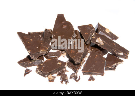 Morceaux de chocolat au lait avec amandes isolated on white Banque D'Images