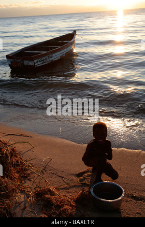 Coucher du soleil sur la rive du lac Malawi Banque D'Images