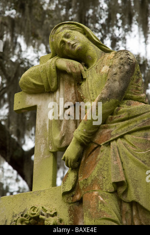 Couvert de mousse en statue Cimetière Bonaventure à Savannah en Géorgie Banque D'Images