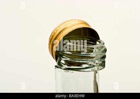 Bouteille de verre coupés au cou avec un bouchon de vase d'or Banque D'Images