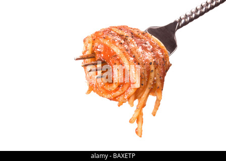 Avec une fourchette de pâtes Spaghetti enroulé autour d'elle et isolé sur fond blanc Banque D'Images