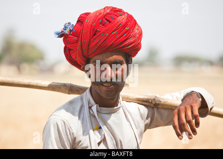 Berger Rajput portant Turban dans le Rajasthan en Inde Banque D'Images