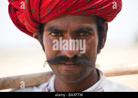 Berger Rajput portant Turban dans le Rajasthan en Inde Banque D'Images