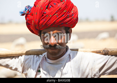 Berger Rajput portant Turban dans le Rajasthan en Inde Banque D'Images