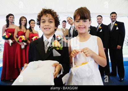 Boy and girl comme porteur d'anneau et la fille de fleur Banque D'Images