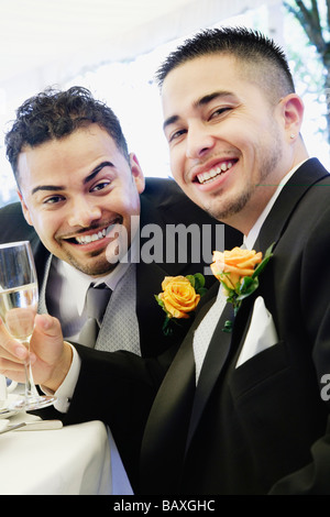 Multi-ethnic hommes portant des smokings Banque D'Images