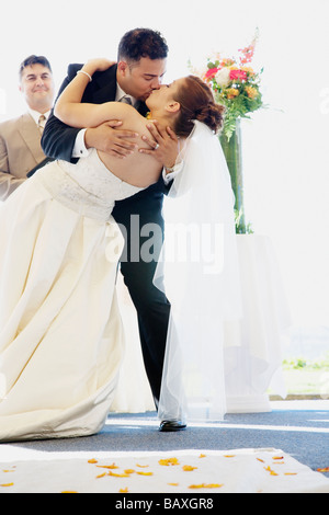 Multi-ethnic Bride and Groom kissing Banque D'Images