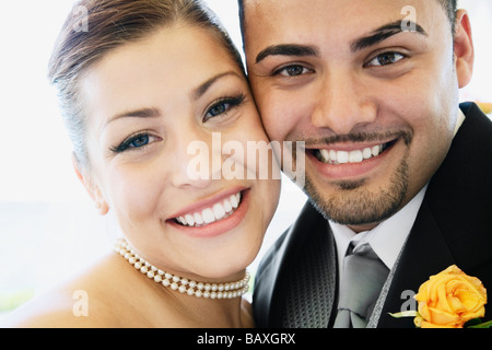 Multi-ethnic Bride and Groom hugging Banque D'Images