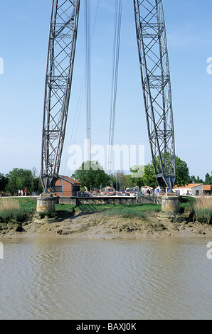 France, pont transbordeur entre R. Charente, près de Rochefort, Charente-Maritime, à partir de la rive sud. Banque D'Images