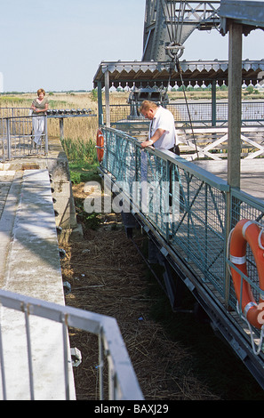 France, pont transbordeur entre R. Charente, près de Rochefort, Charente-Maritime. Banque D'Images