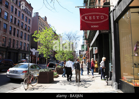 Shoppers dans Soho Keito Chaussures sur West Broadway New York City Banque D'Images