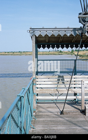 France, pont transbordeur entre R. Charente, près de Rochefort, Charente-Maritime. Banque D'Images