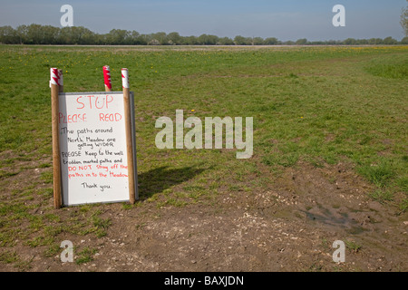 Avis restez sur le chemin North Meadow fritillary SSI réserver Cricklade Wiltshire UK Banque D'Images