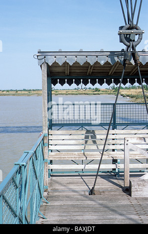 France, pont transbordeur entre R. Charente, près de Rochefort, Charente-Maritime. Banque D'Images