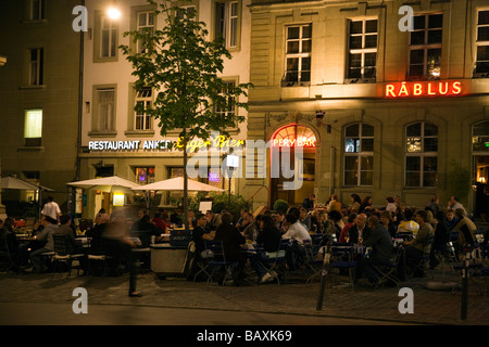 Les gens assis devant un bar de la vieille ville de Berne, Berne, Suisse Banque D'Images