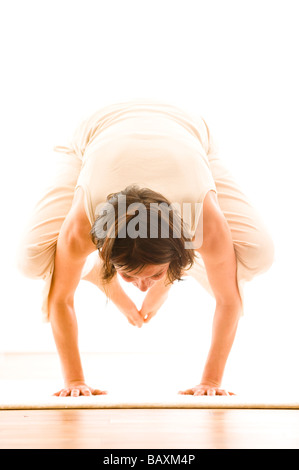 Mid adult woman practicing yoga (Crane), un studio de yoga à Linz, Autriche Banque D'Images