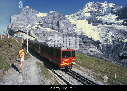 Jusqu'à la gare de Jungfraujoch avec Eiger et Moench montagnes, Grindelwald, Oberland Bernois, Suisse Banque D'Images
