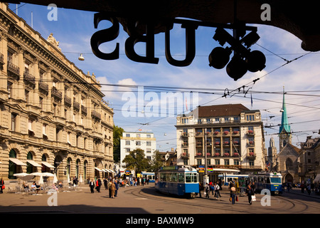 La Suisse, Zurich, Paradeplatz, Logo UBS, Credit Suisse, Tramway Banque D'Images