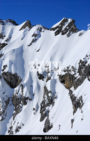 Profondément la crête couverte de neige, Woleggleskarspitze, gamme Allgaeu, Allgaeu, Tyrol, Autriche Banque D'Images