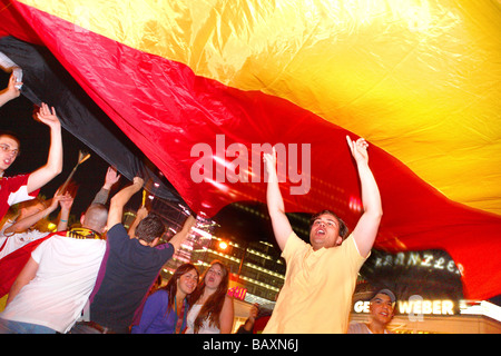 Les fans de football allemand célébrer sur le Kurfürstendamm, Berlin, Allemagne Banque D'Images