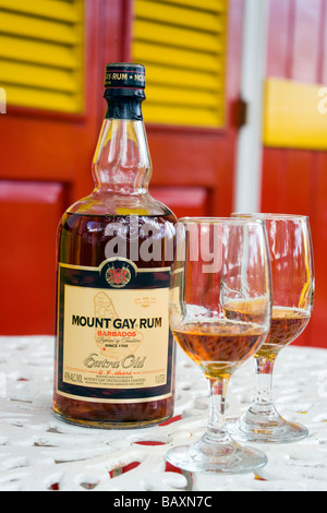 Une bouteille et deux verres de Mount Gay Rum, Mount Gay Rum Factory, près de Bridgetown, Barbados, Caribbean Banque D'Images