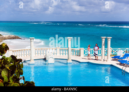 Vacancier à la piscine de l'Hôtel de la grue, de l'océan Atlantique en arrière-plan, Barbados, Caribbean Banque D'Images