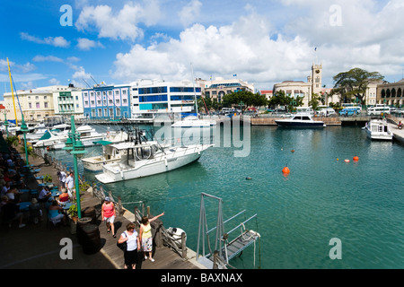 Les gens assis dans un café au bord de l'eau, Bridgetown, Barbados, Caribbean Banque D'Images
