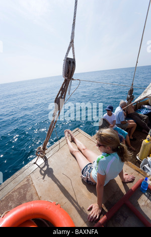 Femme de soleil sur dhow, tuba et plongée sous-marine, Voyage Kisite-Mpunguti Parc National Maritime, littoral, Kenya Banque D'Images