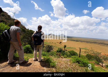 Les touristes appréciant vue sur la savane, la loge de safari de Voi, le parc national de Tsavo Est, littoral, Kenya Banque D'Images