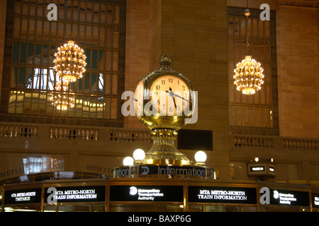 L'horloge et chandeliers au-dessus du kiosque d'information centrale à Grand Central Terminal (Grand Central Station), New York. Banque D'Images