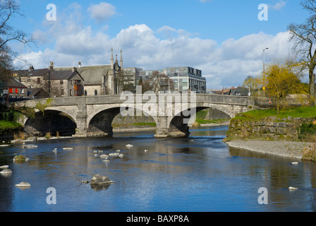 Miller pont enjambant la rivière Kent, Kendal, Cumbria, Angleterre, Royaume-Uni Banque D'Images