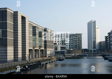 Le Royal Armouries Museum et Clarence House donnant sur Clarence Dock, Leeds, West Yorkshire, England UK Banque D'Images