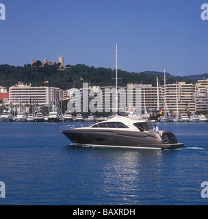 SportRiva 56 ( 17,57 m) sur le chemin du retour de Palma International Boat Show 2009 historique avec le château de Bellver Banque D'Images