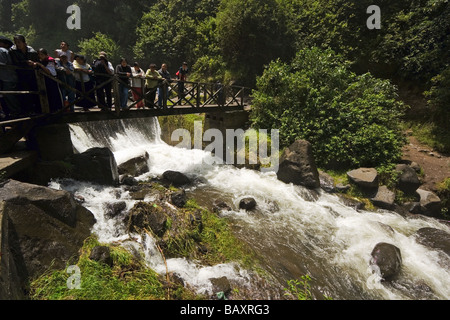 Cascadas de cascades au-dessous du volcan Imbabura Peguche près de ville du marché d'Otavalo, dans la province d'Imbabura, hauts plateaux du nord de l'Équateur Banque D'Images