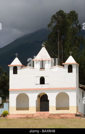 L'église le bas des pentes du volcan Imbabura par Lago de San Pablo près de ville du marché d'Otavalo Imbabura province Highlands du Nord Banque D'Images