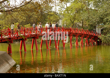 Les Huc Bridge sur le lac Hoan Kiem à Hanoi Vietnam Asie Banque D'Images