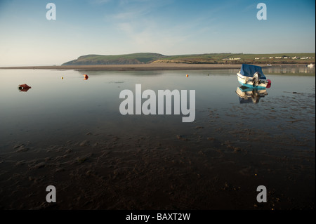 La plage et l'estuaire de la rivière Nevern au Parrog Newport Pembrokeshire Coast National Park soirée printanière Wales UK Banque D'Images